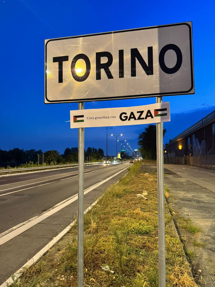 Uno dei messaggi affissi da CasaPound nel corso della notte