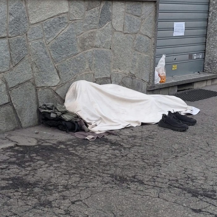 Dorme sul marciapiede, i residenti chiamano la polizia per allontanarlo