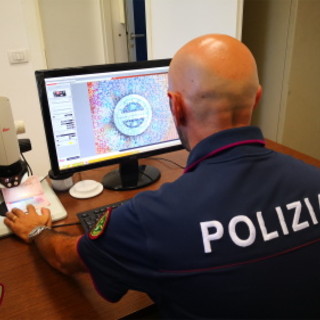 Fermato anche un algerino su un bus: era in possesso di una carta di identità falsa Fermato anche un algerino su un bus: era in possesso di una carta di identità falsa