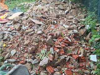 Parte dei mobili bruciati dall'uomo poi denunciato