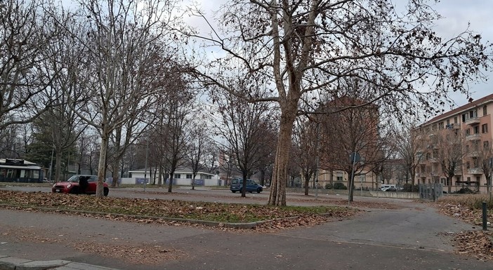 Blitz della polizia in corso Tazzoli, allontanati i camper abusivi Blitz della polizia in corso Tazzoli, allontanati i camper abusivi