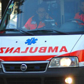 Uomo di 54 anni muore in un incidente stradale: tre auto coinvolte e quattro feriti