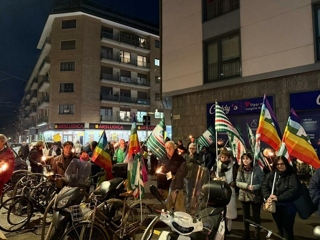 Pace, le luci delle fiaccole davanti alla sede della Cisl Torino Pace, le luci delle fiaccole davanti alla sede della Cisl Torino