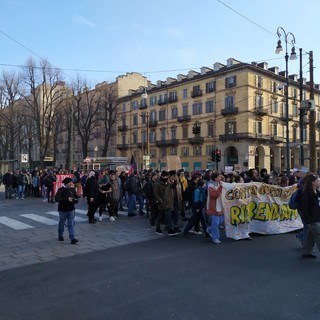 &quot;Riprendiamoci tutto&quot;: a Torino gli studenti in rivolta contro il sistema scolastico