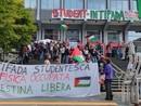 Davanti a Palazzo Nuovo srotolato l'elenco di 20 mila nomi di vittime palestinesi