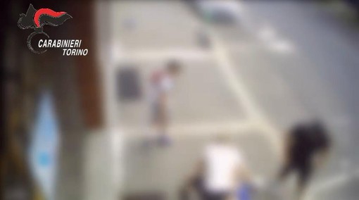 Giovani picchiati e rapinati in strada di auricolari e portafogli: fermati gli autori