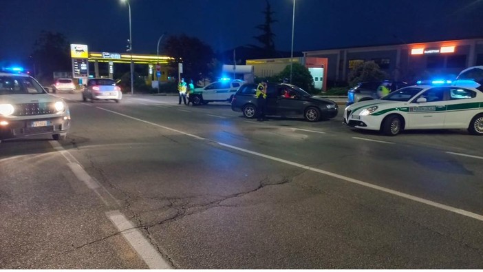 Giaveno, controlli serali della polizia locale: ritirata una patente e cinque segnalazioni per droga