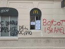 In migliaia al corteo Pro Palestina. Bruciate le bandiere dell'UE e della Nato, imbrattati muri di McDonald's FOTO]