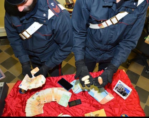 I carabinieri chiudono il &quot;market&quot; della droga tra gli applausi dei condomini