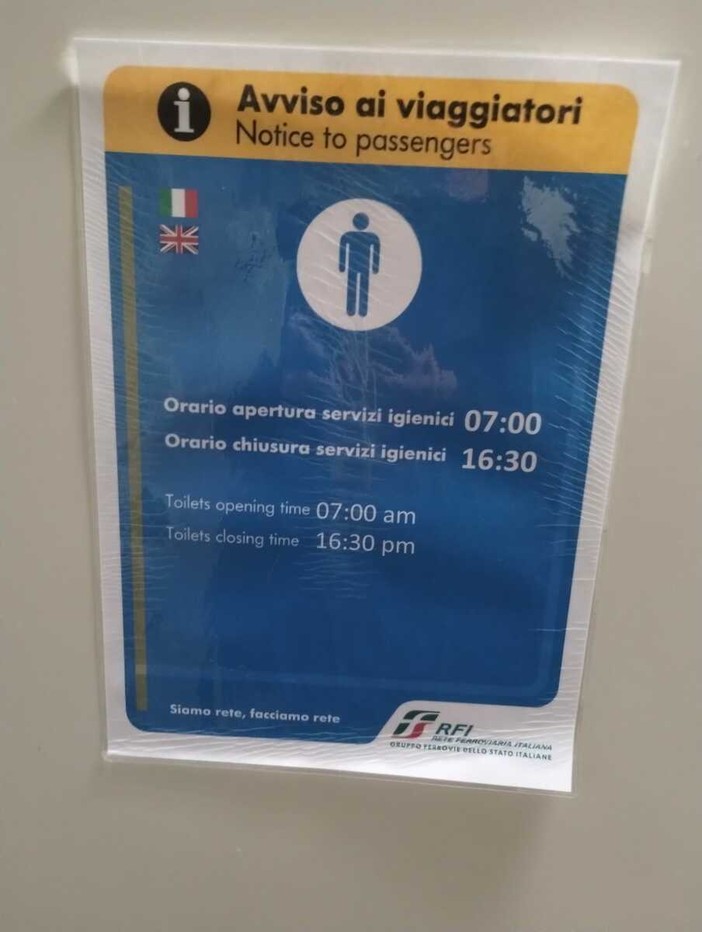 Il cartello incriminato in aeroporto