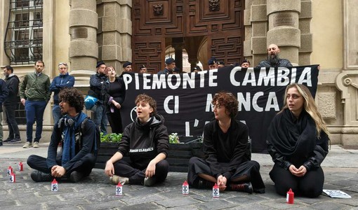 Protesta degli ambientalisti davanti a Palazzo Lascaris