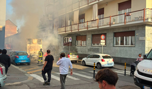 Camion in fiamme all'incrocio tra via Fossano e via Avellino: intervengono i vigili del fuoco Camion in fiamme all'incrocio tra via Fossano e via Avellino: intervengono i vigili del fuoco