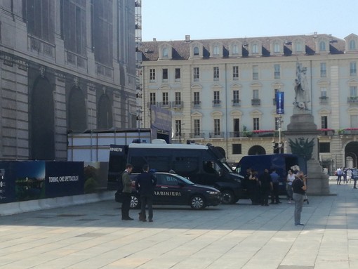 camionette carabinieri piazza castello