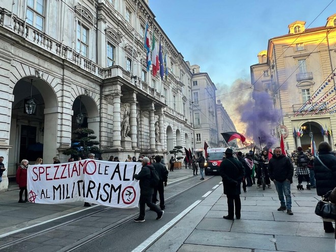 Corteo antimilitarista davanti al Comune di Torino Corteo antimilitarista davanti al Comune di Torino