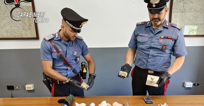 Nascosti in un appartamento droga e munizioni: nei guai 44enne di Venaria