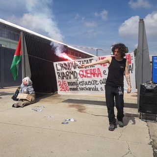Bruciate le bandiere di Nato, Europa e Israele. L'ex premier sarà premiato alle Ogr