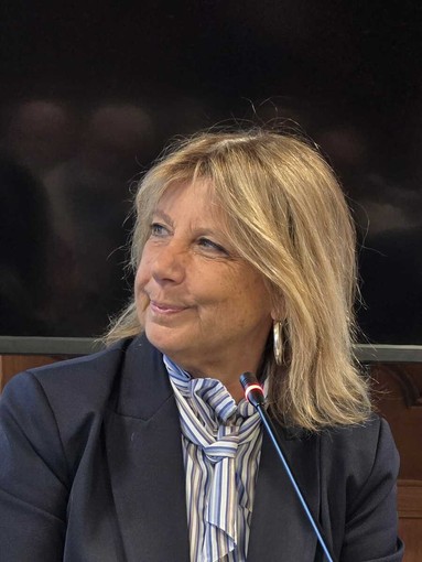 Un intenso primo piano di Cristiana Ferrini durante l'incontro a Nichelino