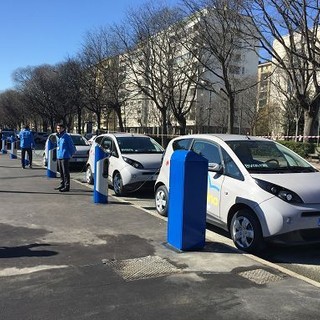 Moncalieri: svolta per la mobilità elettrica, si cercano tre ditte per installare 60 colonnine di ricarica