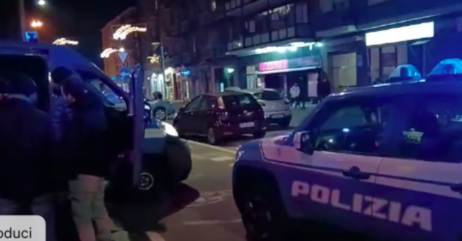 Un arsenale da guerra nella soffitta di un 60enne, la polizia scopre un mitra e una carabina Un arsenale da guerra nella soffitta di un 60enne, la polizia scopre un mitra e una carabina