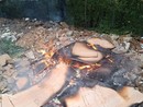 Parte dei mobili bruciati dall'uomo poi denunciato Parte dei mobili bruciati dall'uomo poi denunciato