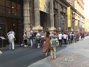 persone in coda davanti al museo Egizio