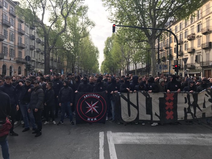 Corteo degli ultras dell’Ajax in centro: bloccato corso Vittorio Emanuele II