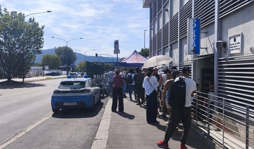 In fila sotto il sole per i permessi di soggiorno: si riaccende la questione via Botticelli In fila sotto il sole per i permessi di soggiorno: si riaccende la questione via Botticelli