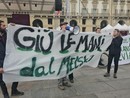 Protesta in piazza con striscioni