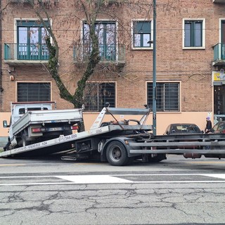 Intervento della Polizia Locale con deviazioni lungo il corso Intervento della Polizia Locale con deviazioni lungo il corso