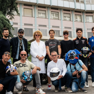 Visita dei piloti di motociclismo al Regina Margherita di Torino