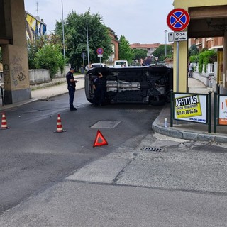 La vettura ribaltata in via San Matteo all'angolo con via Stupinigi a Nichelino