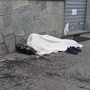 Dorme sul marciapiede, i residenti chiamano la polizia per allontanarlo Dorme sul marciapiede, i residenti chiamano la polizia per allontanarlo