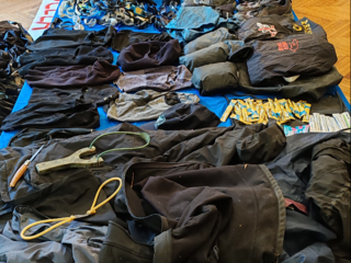 Il materiale sequestrato dalla polizia Il materiale sequestrato dalla polizia
