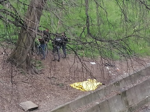 Il cadavere e alcuni agenti della Polizia accanto