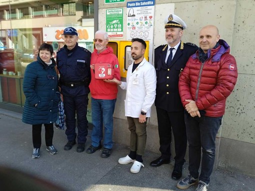 Ricollocato al suo posto il defibrillatore rubato (per l'ennesima volta) questa estate Ricollocato al suo posto il defibrillatore rubato (per l'ennesima volta) questa estate