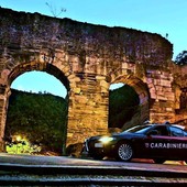 auto dei carabinieri davanti a un arco