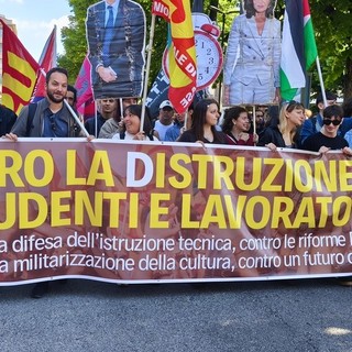 Studenti e docenti insieme contro la riforma della scuola: "La tecnica è cultura"
