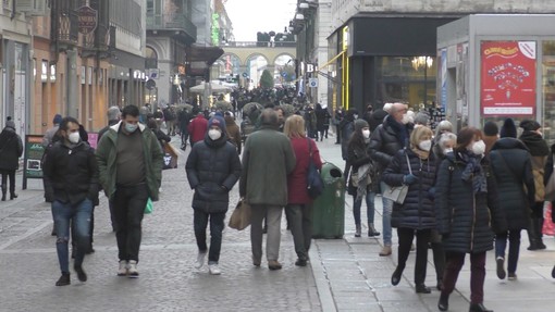 Il virus non ferma la corsa ai regali: una &quot;folla mascherata&quot; prende d'assalto il centro di Torino [VIDEO e FOTO]