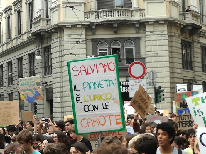 Fridays For Future torna in piazza contro il governo: &quot;Dalla Palestina alla COP30 più fatti e meno parole vuote&quot;