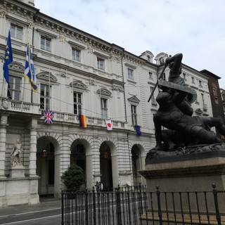 Municipio di Torino con statua Conte Verde