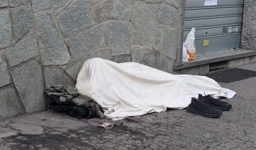 Dorme sul marciapiede, i residenti chiamano la polizia per allontanarlo