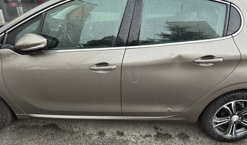 Auto danneggiate dai cassonetti spostati dal vento Auto danneggiate dai cassonetti spostati dal vento