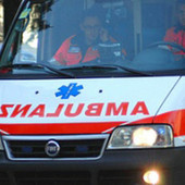 Uomo di 54 anni muore in un incidente stradale: tre auto coinvolte e quattro feriti