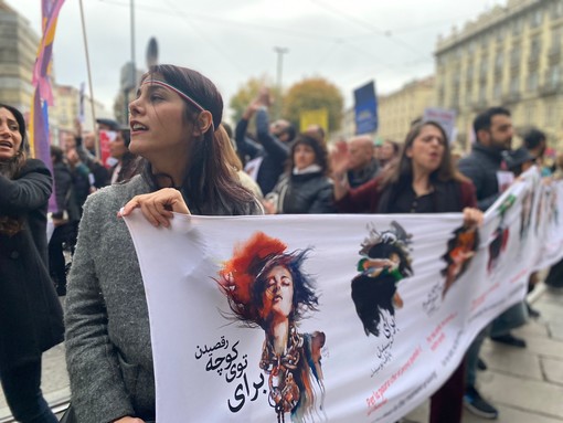 Torino scende in piazza contro il regime iraniano: &quot;Siamo tutte Mahsa Amini&quot;