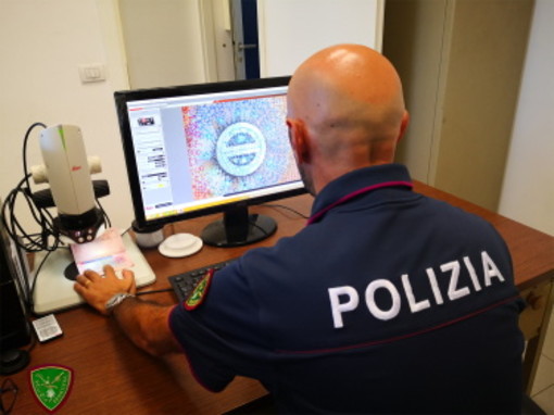 Fermato anche un algerino su un bus: era in possesso di una carta di identità falsa Fermato anche un algerino su un bus: era in possesso di una carta di identità falsa