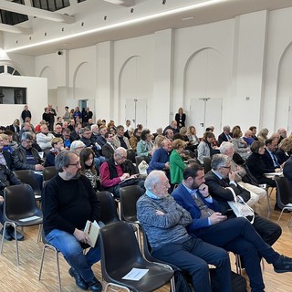Sala riunioni con persone sedute