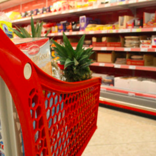 Trimestre anti-inflazione, prezzi ribassati: la lista dei negozi e dei supermercati che a Torino fanno sconti