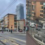 Camion dell'Amiat finisce contro un cancello e distrugge una vettura parcheggiata