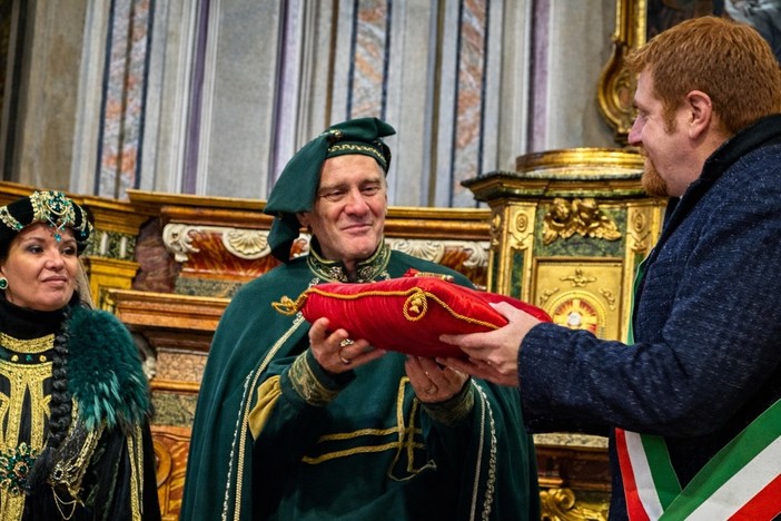 Al via il Carnevale di Rivoli: consegnate le chiavi della Città al Conte Verde