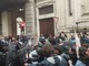 Corteo anti G7, scontri in centro con le forze dell'ordine. Lancio di uova e fumogeni sulla polizia
